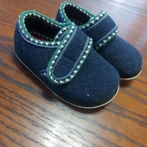 FOAMTREADS slippers child size 8